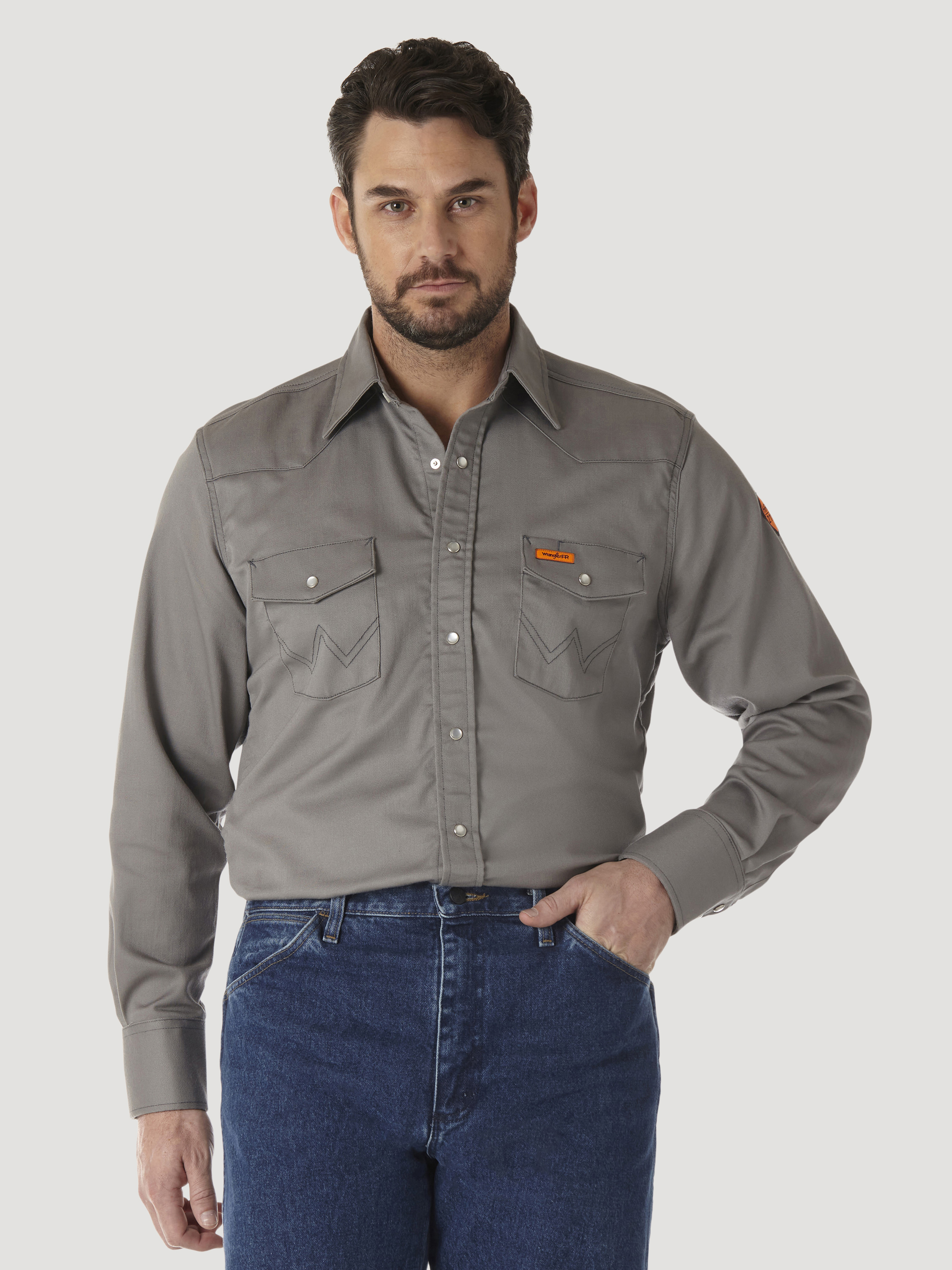 Jeans Wrangler Big & Tall Flame Resistant, Vita Media, Vestibilità Regolare, Denim Scuro. Taglia 52 30. Antifiamma Certificato NFPA 2112, HRC2 (21 Cal/cm²). 100% Cotone Pesante 354g.
